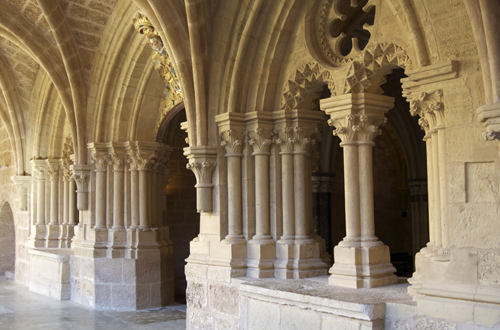 Portada de la sala capitur¡lar del monasterio de piedra ventanal lateral